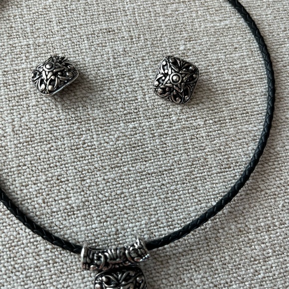 Premier jewelry, black leather necklace with matching pierced earrings - Picture 4 of 4